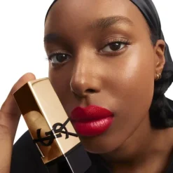 YVES SAINT LAURENT Rouge À Lèvres & Laque|Rouge Pur Couture                Rouge à lèvres fini satin - Couleur intense et confort