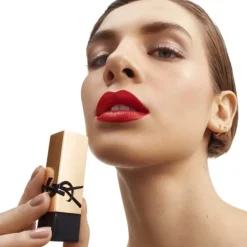 YVES SAINT LAURENT Rouge À Lèvres & Laque|Rouge Pur Couture                Rouge à lèvres fini satin - Couleur intense et confort